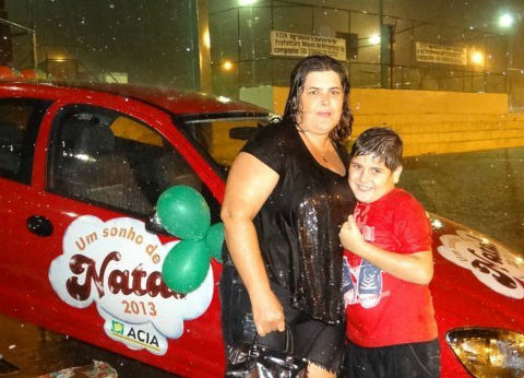 Consumidora Cristiane Muller é a ganhadora da campanha "Um Sonho de Natal" A ganhadora depositou cupons no Mercado Arroyo.