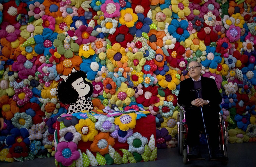 Quino, cartunista argentino criador de Mafalda, morre aos 88 anos Nesta foto de arquivo de 15 de setembro de 2014, o cartunista argentino Joaquín Salvador Lavado, também conhecido como Quino, posa ao lado de sua personagem Mafalda na exposição 'O Mundo Segundo Mafalda', em Buenos Aires, na Argentina — Foto: Natacha Pisarenko/AP/Arquivo