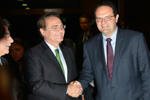 Orçamento de 2015 será sancionado na próxima semana, diz Barbosa Ministro do Planejamento, Nelson Barbosa, entrega projeto de Lei de Diretrizes Orçamentárias para 2016 ao presidente do Congresso, senador Renan Calheiros (PMDB-AL) / Wilson Dias/Agência Brasil