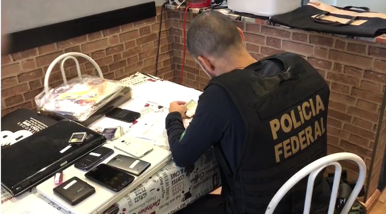 Gerentes do Banco do Brasil estão entre os investigados da Lava Jato Policiais federais cumprem mandados de busca e apreensão em endereços dos investigados - Divulgação Polícia Federal