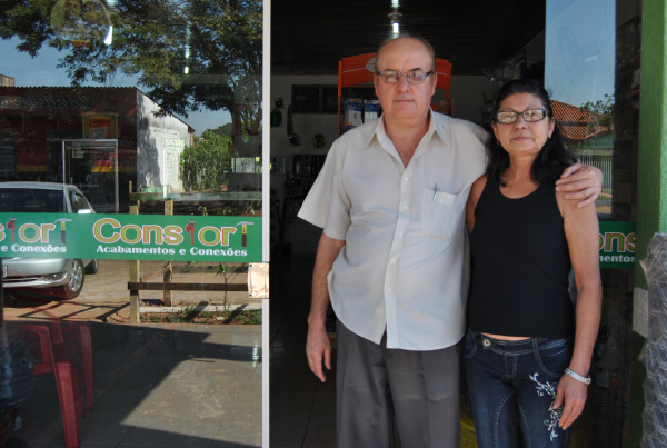 Consfort Materiais para construção, uma nova opção para Amambai Orlando Santos de Matos (E) e sua esposa Dalva Aparecida Oliveira Matos (D), propietários da Consfort.