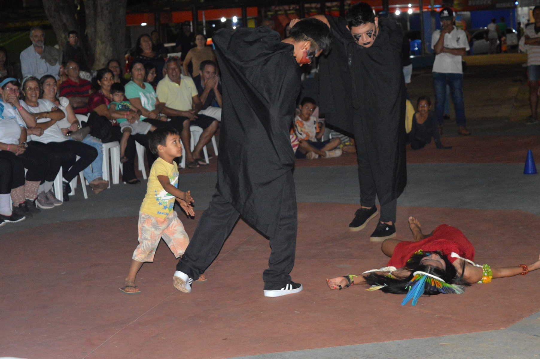 Momento em que a criança sai da plateia para defender a mulher que estava sendo vítima de violência /  Foto: Moreira Produções
