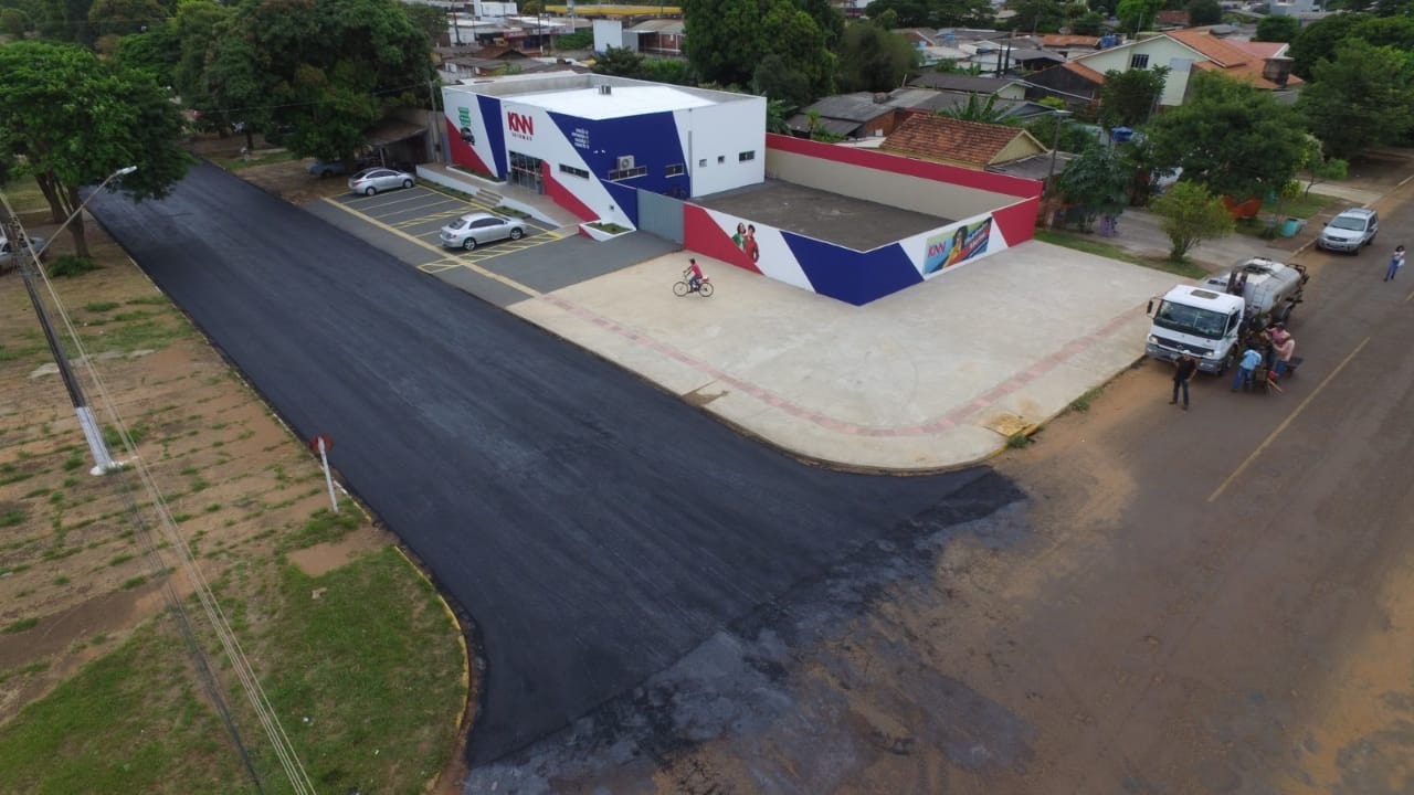 Os serviços estão sendo executados na rua Castelo Branco, no trecho entre a avenida Pedro Manvailer e a rua da República / Fotos: Decom