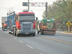 Caminhões macroanel rodoviário Campo GrandeMS (Foto: Fernando da Mata/G1 MS)