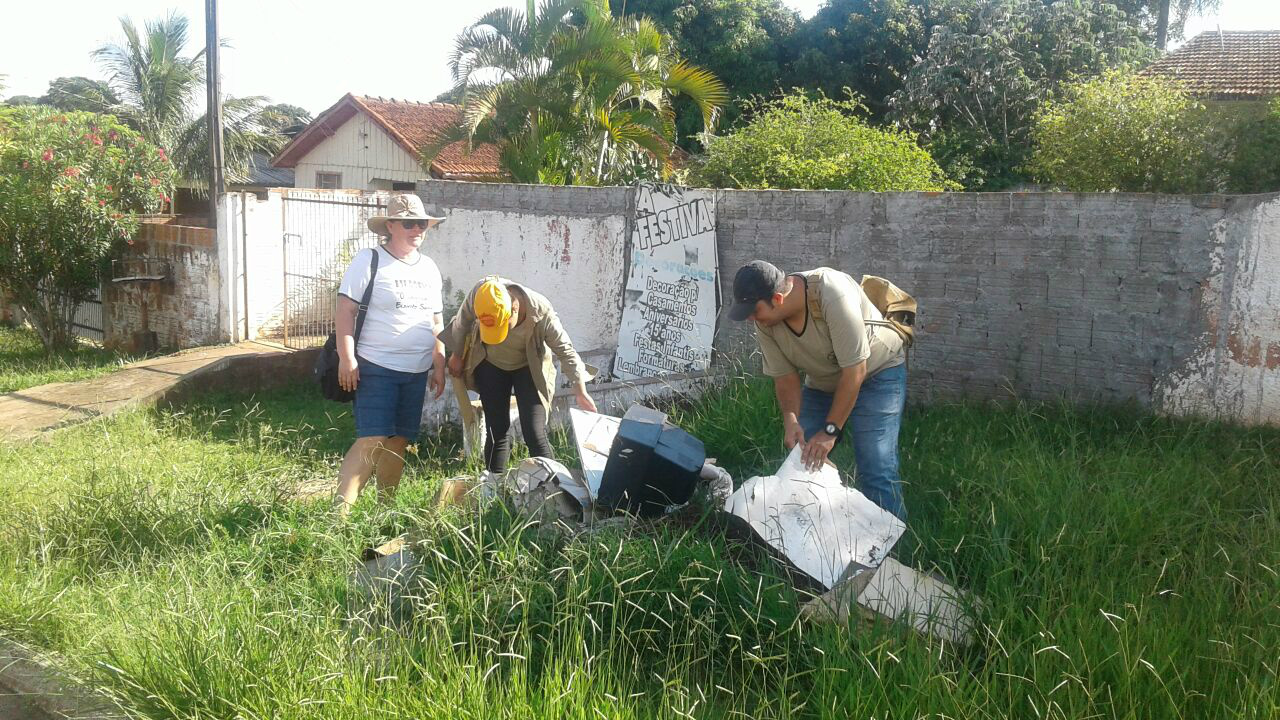 Em Amambai, dengue é combatida com força tarefa Força-tarefa contra o mosquito Aedes Aegypti está retirando todo tipo de entulho nos bairros de Amambai.