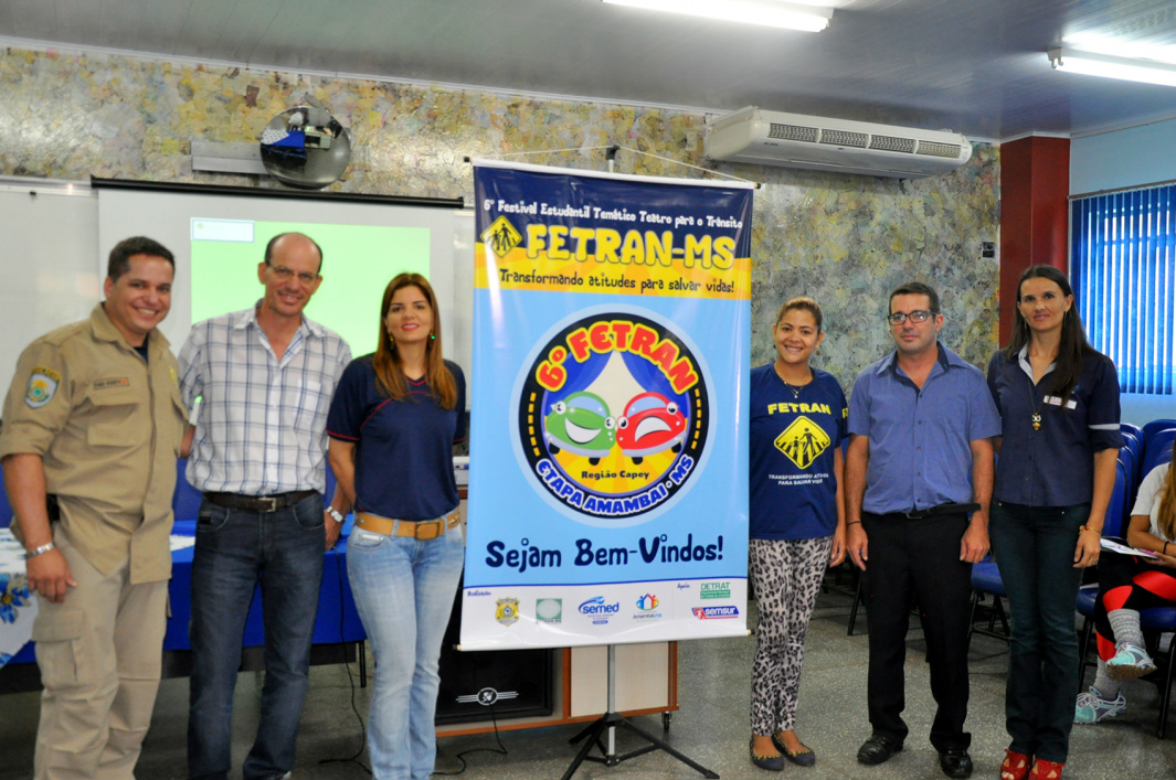 Inspetor Fabio Sodré, prefeito Sérgio Barbosa, coordenadora de educação para o trânsito da Semed, Glauce Mascarenhas, atriz e professora de teatro Alessandra Tavares, o professor Luiz Claudio Ferreira e a secretária de Educação, Vera Lorensetti / Foto: Assessoria