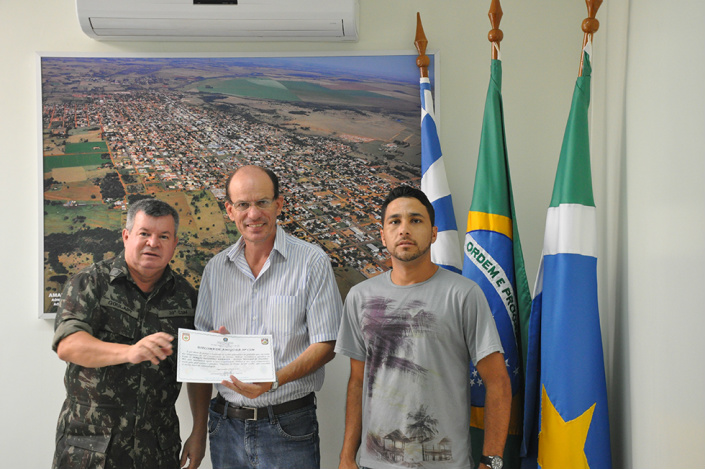 Exército concede Diploma de Amigo ao Prefeito Sérgio Barbosa Capitão Hugo Goulart, Prefeito Sérgio Barbosa e o Secretário Vergílio Corrêa / Foto: Decom