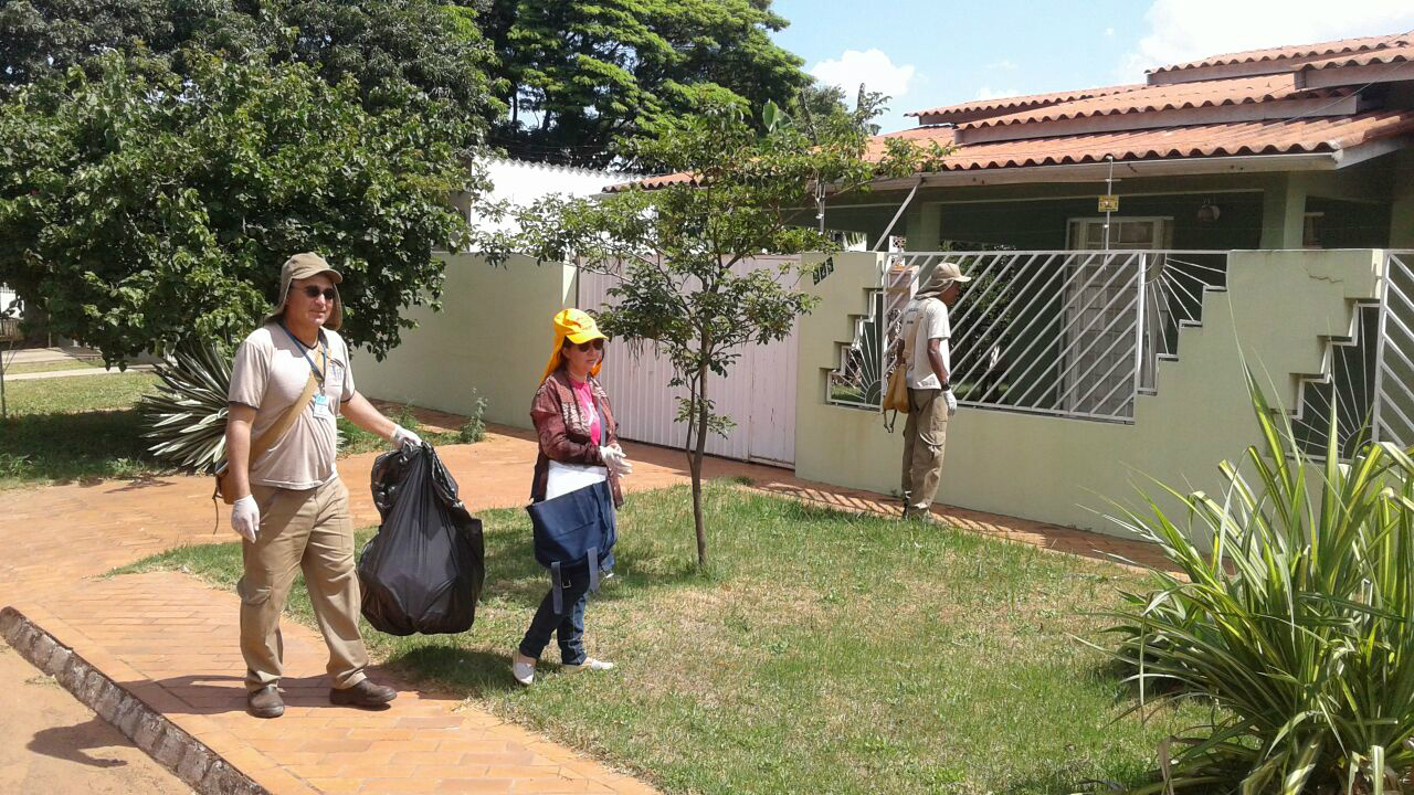Em Amambai, dengue é combatida com força tarefa Agentes fazem trabalho de conscientização contra o mosquito Aedes Aegypti, transmissor da dengue, febre chinkungunya e o zika vírus.