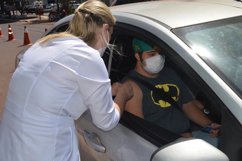 Drive Thru vacina 65 pessoas contra Covid-19, em Amambai Sandro foi uma das pessoas que foram vacinadas no Drive Thru desta quinta-feira (1º) / Foto: Moreira Produções