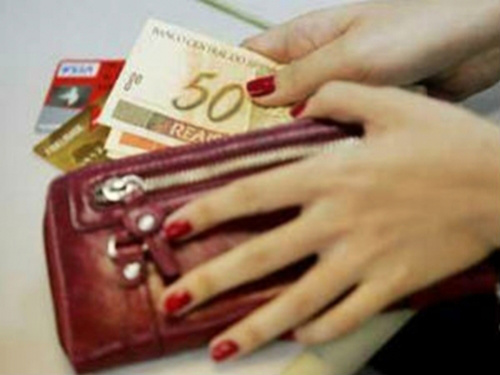 Governo recua na proposta de igualar salário de mulheres ao de homens Governo recua na proposta de igualar salário de mulheres ao de homens