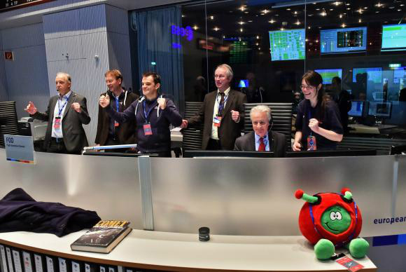 Equipe da Agência Espacial Europeia reunida no centro de controle de operações comemora o pouso da sonda Philae na superfície de um cometa Imagem de divulgação/J. Mai/ESA