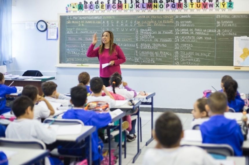 Professores recebem reajuste na folha de pagamento do mês de outubro Divulgação