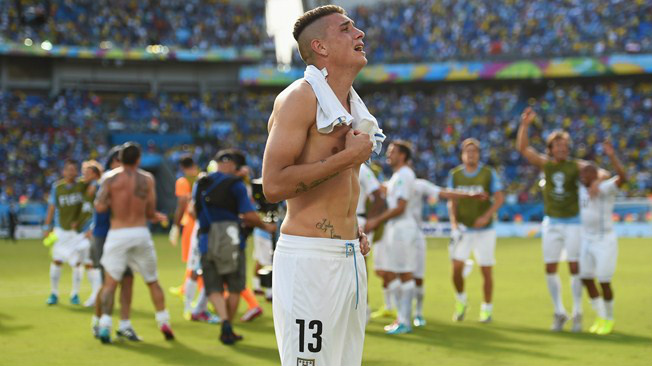 Uruguaio José Giménez brilha na marcação a Balotelli Uruguaio José Giménez brilha na marcação a Balotelli