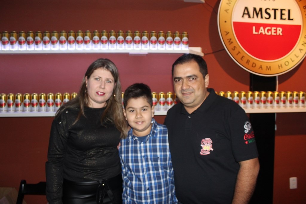 Proprietário da empresa, Divino Adelmo Dias Roque, acompanhado da esposa e filho 