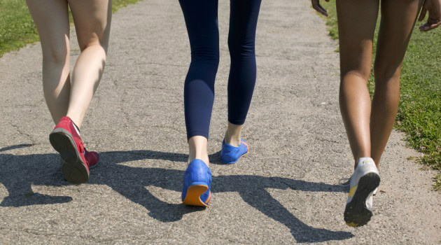 Caminhar pode fazer um bem maior ao seu corpo que correr. Confira: