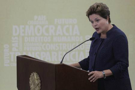 Dilma diz que país aprendeu a dar valor à liberdade após ditadura A presidente Dilma disse nesta segunda-feira que os brasileiros aprenderam a dar valor à liberdade, à democracia e ao direito de ir às ruas após passar por mais de duas décadas de ditadura militar, regime que teve início há exatos 50 anos, em 31 de março de 1964.