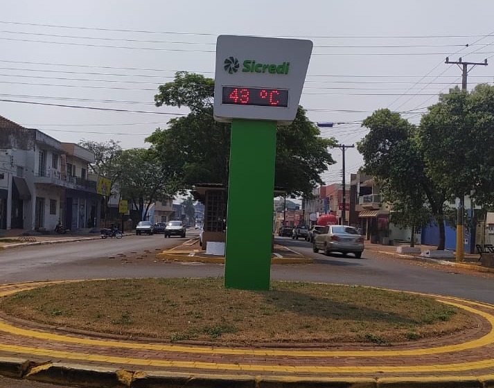 Termômetro do Sicredi marca 43ºC, em Amambai Termômetro no centro da cidade marcava 43º C. Foto:/ Moreira Produções