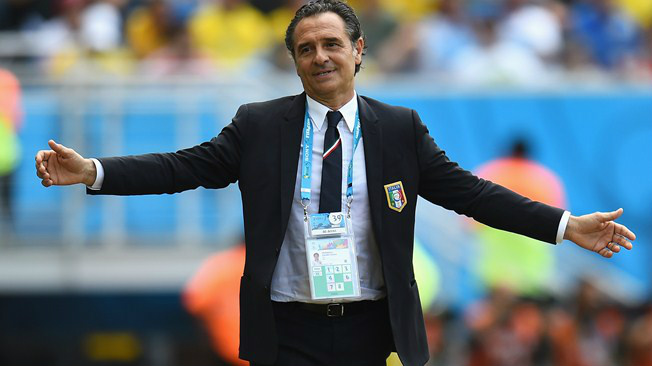 Prandelli mantém linha rígida após queda: "O erro é meu" Prandelli mantém linha rígida após queda: "O erro é meu"