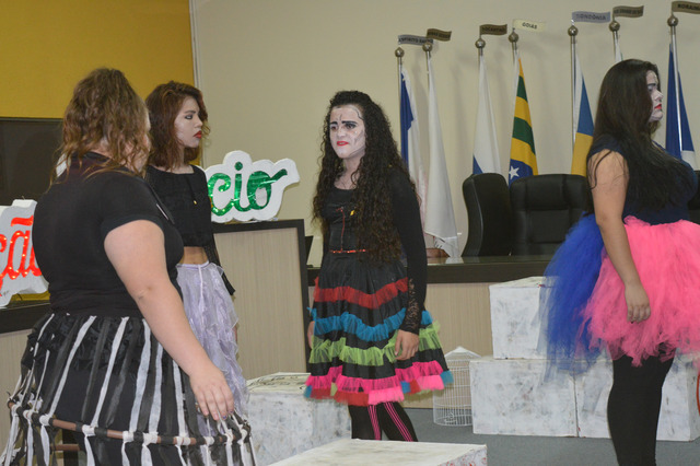 Campanha Maio Amarelo foi lançada em Amambai nessa sexta-feira (19) A abertura contou com a apresentação do teatro Luzes / Foto: Moreira Produções