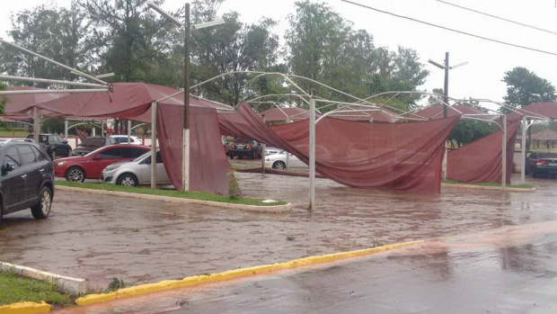 Cobertura do estacionamento no 17º RC Mec também foi afetado pelo vendaval / Fotos: Defesa Civil 