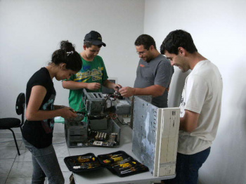 Cursos profissionalizantes e preparatórios são investimento em empregabilidade Curso de Montagem e Manutenção de Computadores, com o professor Saulo Tetzlaff.