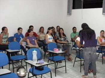 Cursos profissionalizantes e preparatórios são investimento em empregabilidade Curso de Atendente de Farmácia e Consultório Médico, aula prática coma professora e enfermeira Lilian.