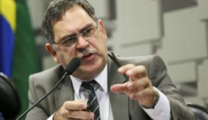 PEC do Teto deve aumentar desigualdade social, dizem economistas O presidente do Conselho Federal de Economia, Júlio Miragaya, discute as consequências da PEC 55/2016, que limita os gastos públicos, na Comissão de Assuntos Econômicos / Foto: Marcelo Camargo