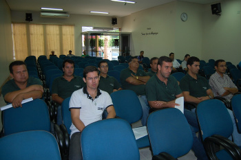 Vereador Ailton quer gratificação para motoristas do transporte escolar Motoristas do transporte coletivo estiveram acompanhando a apresentação da indicaçãoFoto: Moreira Produções
