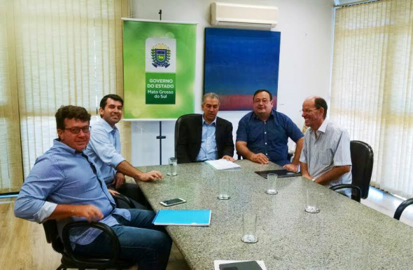 Sergio e Bandeira garantem apoio do Governo Estadual para melhorias em Amambai Representantes de Amambai reunidos com o governador, Reinaldo Azambuja / Foto: Assessoria