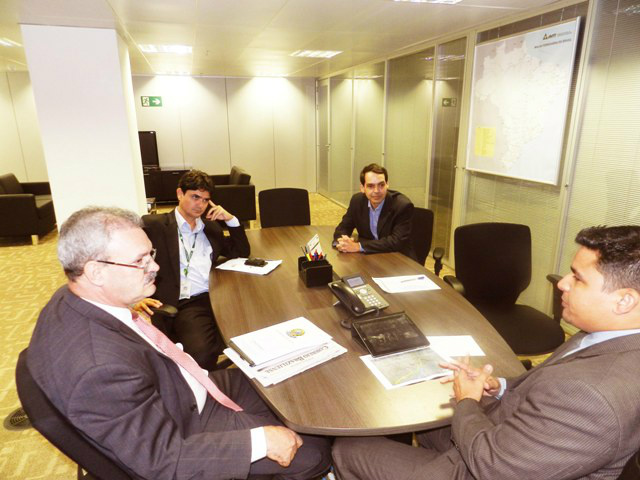 Geraldo Resende confirma Dourados como entroncamento de ferrovias Deputado Geraldo Resende em reunião com diretores da ANTT, em Brasília.