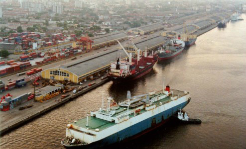 Governo pretende reduzir de 17 para dois dias tempo gasto por navios em portos Governo pretende reduzir de 17 para dois dias tempo gasto por navios em portos