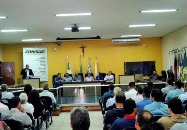 Encontro em Amambai reúne políticos da região e das esferas estadual e federal Autoridades estiveram reunidas na manhã desta quarta-feira (4) no plenário da Câmara de Vereadores de Amambai.Fotos: Correio da Fronteira