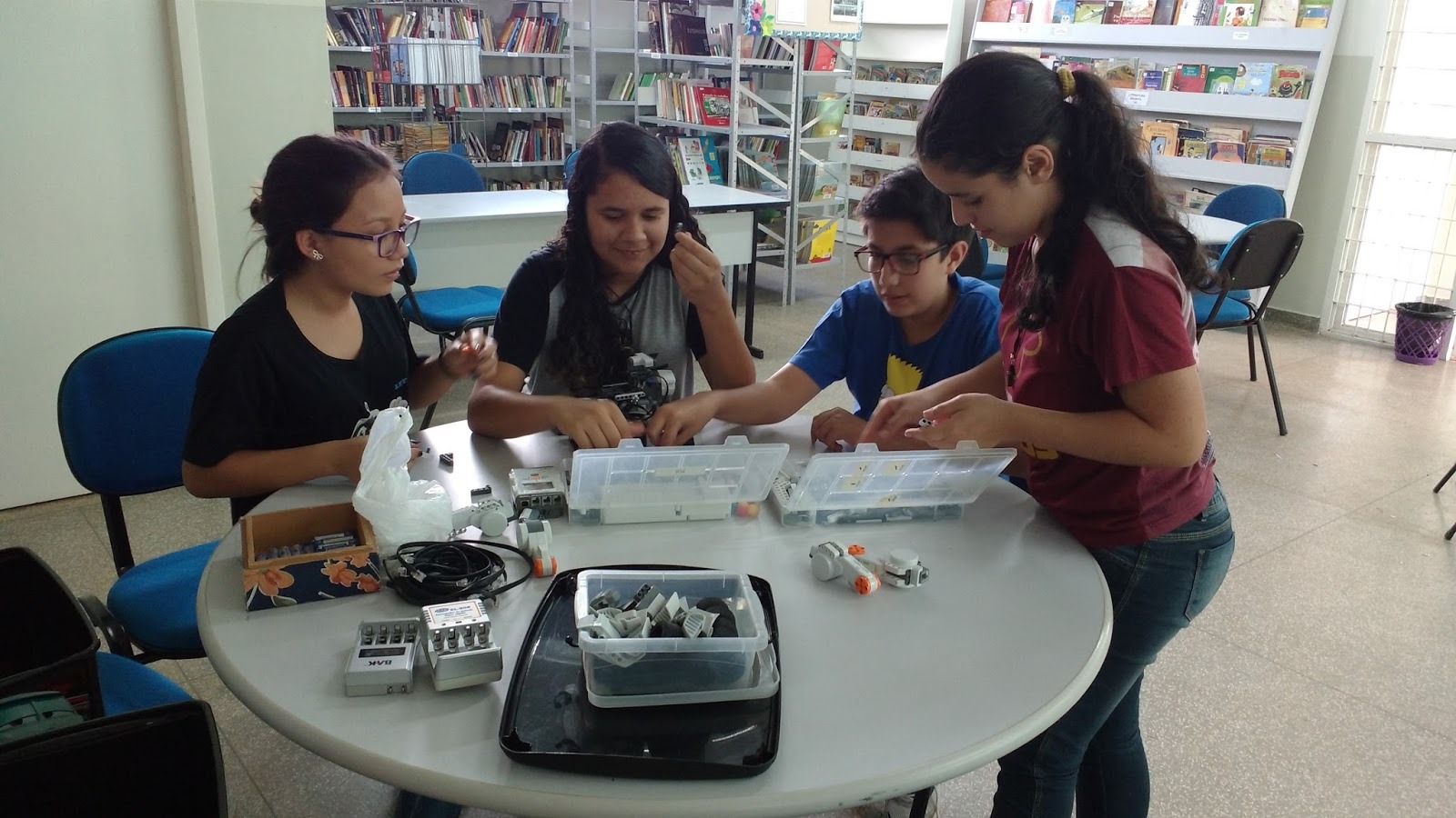 Alunos de robótica da E. E Fernando Corrêa da Costa, em Amambai / Foto: Moreira Produções