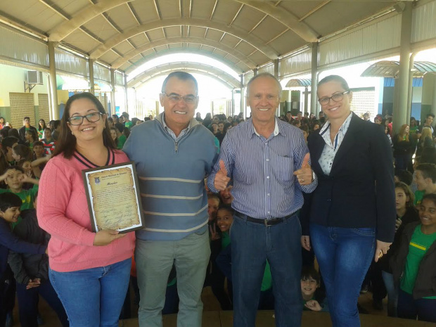 Os vereadores estiveram na escola e homenagearam educadores e alunos / Foto: Assessoria