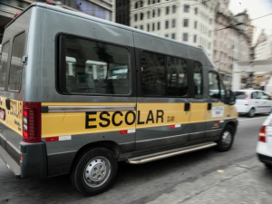 Antes de contratar o serviço, é preciso verificar se o veículo tem autorização para transportar crianças e adolescentes e ficar atento aos itens de segurança