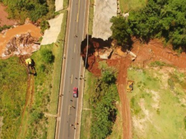 Trecho da BR-163 continua interditado para obras após rompimento de duto Duto de tubulação rompeu ontem (4) e interditou totalmente a rodovia / Foto: Tá Na Mídia Naviraí