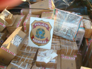 Polícia encontra estimulantes sexuais e eletrônicos em fundo falso de caminhão