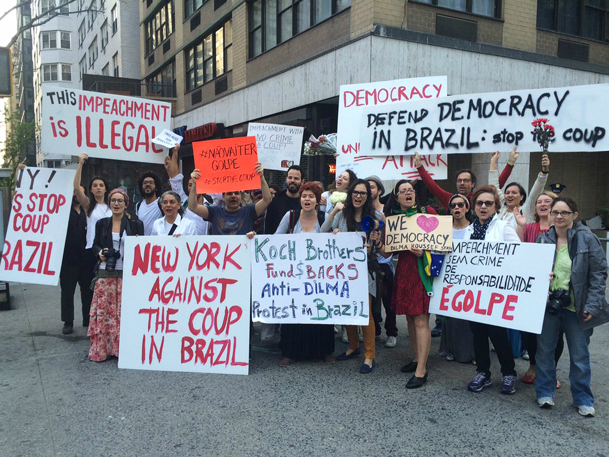 Manifestantem fazem ato contra e a favor do impeachment de Dilma em Nova York Manifestantes contra o impeachment da presidente Dilma Rousseff, em Nova York (Twitter/Reprodução)