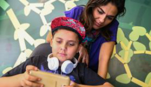 Bernardo Dicazuza Valocci,  de 10 anos, usa diariamente suas redes sociais para se comunicar com amigos sobre jogos online. A bancária Camilla Dicazuza, mãe do menino, diz que monitora os diversos grupos de Whatsaap / Foto: Marcello Casal/Agência Brasil