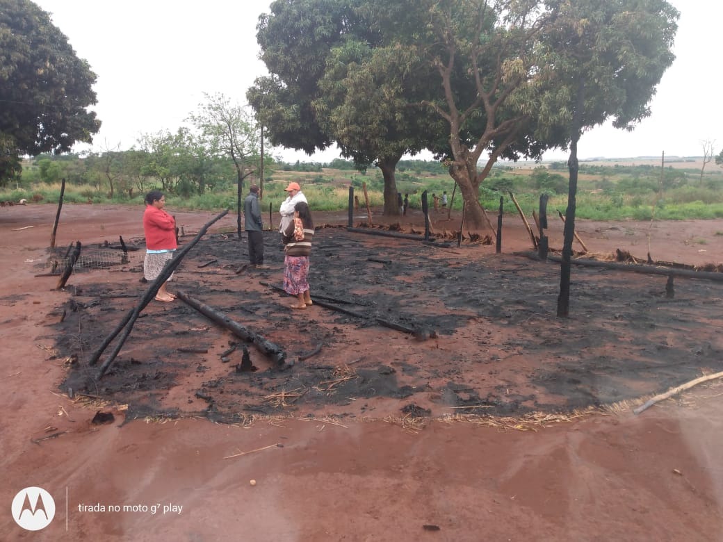 Rezadores da Aldeia Amambai têm casa de reza consumida por incêndio Casa de reza ficou destruída / Foto: Divulgação