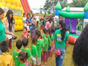 Coronel Sapucaia comemora 32 anos de emancipação com lazer gratuito Crianças e adolescentes aguardando para brincar em parque inflável (Foto: Divulgação/Prefeitura)