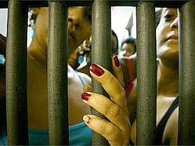 Repressão contra as drogas provocou aumento da população carcerária feminina