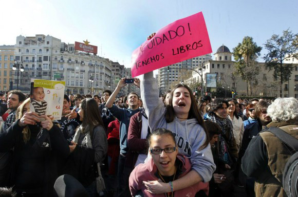 Espanhóis saem às ruas em protesto contra reforma trabalhista