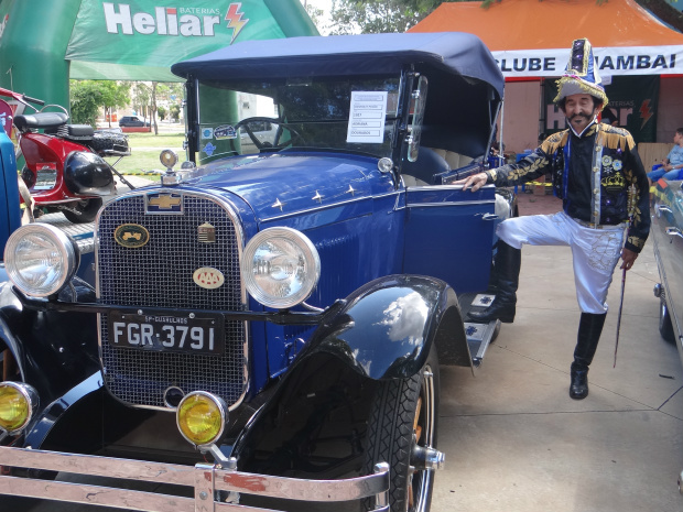 O Ford F-6, ano 1952, de propriedade da colecionadora douradense, Adriana, é destaque na exposiçãoFoto: Moreira Produções