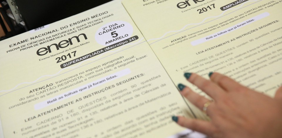 Leitura de autores clássicos e de suas principais obras é de suma importância, alerta professor.