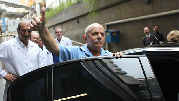 Lula recebe alta e deixa hospital após uma semana de internação Lula recebe alta e deixa hospital após uma semana de internação