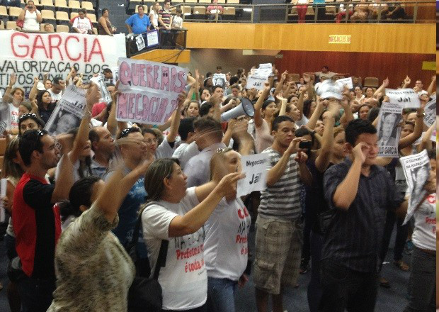 Vereadores de Goiânia suspendem retirada de educadores que ocupam sede da Câmara