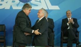 O presidente Michel Temer deu posse ao novo ministro da Secretaria de Governo, Carlos MarunValter Campanto/Agência Brasil