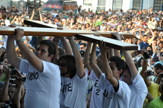 Símbolos da JMJ são acolhidos por mais de 100 mil em São Paulo