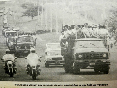 Professores na Avenida Afonso Pena indo para mobilização. 